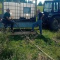 Vidoje sa Zaovina sipa vodu u burad i vozi je do ugroženih meštana: Ovako se bori sa sušom da pomogne žednima