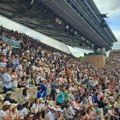 Pogledajte atmosferu pred stadionom pre meča Novaka Đokovića: Hiljade i hiljade ljudi ispred prelepog zdanja