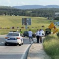 Od siline sudara vozilo se odbilo i udarilo u signalizaciju Težak sudar na ulazu u Zlatibor: Automobili smrskani, delovi…