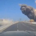 (Video) Jeziv snimak udara rakete u auto put: Za dlaku izbegli smrt: Kamera zabeležila trenutak iranskog napada