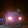 Teška nesreća kod Novog Pazara Troje mladih prebačeno u bolnicu, automobil smrskan (foto)