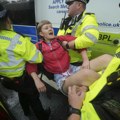 Protesti širom velike Britanije Policija ne preza pred demonstrantima, uhapšeno 55 osoba