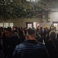 Učenici Pete beogradske gimnazije počeli fizičku blokadu škole, traže smenu v.d. direktorke