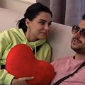 Mina i Asmin ponovo u pričaju u šiframa, misle da ih niko ne razme: Budi pametna, nisi glupa - Čudnim razgovorima nikad kraja…