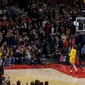 Тројка за победу Лејкерса уз звук сирене! Погледајте чисту магију о којој бруји Америка (видео)
