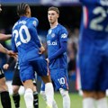 Scena kakva nije viđena na fudbalskim terenima: Igrači Čelsija opkolili sudiju pre početka meča (VIDEO)