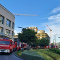 Evakuisan TC Galerija: Dim primećen na prvom spratu, više vatrogasnih vozila na licu mesta