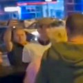 (Video) Stravičan snimak udarca u glavu aktivistkinje SNS Ljiljanu Cvjetković pristalica studenata nokautira, ona pada na…
