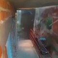 Kao kula od karata: Nestvaran snimak iz Inđije, snažno nevreme sručilo krov na automobil (video)