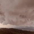 Nevreme pogodilo i Čačak: Na nebu zabeležena neobična pojava, svi se pitaju kakvi su to oblaci (VIDEO)