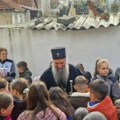 Patrijarh Porfirije posetio Srbe u Orahovcu: Deci uručio novčanu pomoć i ikonice (foto)
