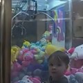 Drama u tržnom centru Dečak se zaglavio u mašini za igračke, usledilo je napeto spasavanje (video)