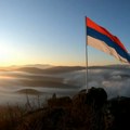 Nema predaje u Zvečanu: Srpska trobojka se ponovo vijori na srednjovekovnoj tvrđavi (foto)