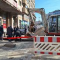 Mašine kopaju u Dečanskoj: Počela sanacija kvara na kanalizacionoj mreži u centru grada, saobraćaj obustavljen do utorka