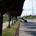 Prevrnuo se “ford” u Nišu: Auto završio na krovu, povređeni žena i dečak