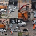 (Foto, video) ako pukne sajla, pući će i... Radnici JKP „Čistoća“ čuvaju nepropisno parkirana vozila (za razliku od…