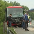 Direktan sudar autobusa i automobila: Teška nesreća kod Mladenovca: Prizor jeziv, vozilo potpuno zgužvano (video)