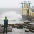 Uraganska oluja pogodila irsku, Vels i škotsku: Talasi preko 20 metara, a udari vetra preko 100 km/h pravili problem avionima…