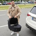 Ljuba perućica došao po suprugu i ćerku u besnoj mašini: Pevač ispred porodilišta ne skida osmeh sa lica
