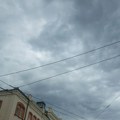 (Mapa) nebo nad Beogradom se odjednom zacrnilo! Rhmz popalio alarme: Pucaće gromovi i duvaće olujni vetar