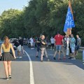 Policija i aktivisti SNS-a blokirali prilaze Bačkom Petrovcu, deo građana došao na izložbu alternativnim putevima do izložbe…