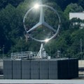 „Mercedes” menja kurs