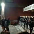 Novi skup ispred Filozofskog fakulteta u Novom Sadu na poziv studenata u blokadi, policija obezbeđuje glavni ulaz