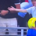 Milioner sramno oteo kačket dečaku na USO, a posle se tek obrukao