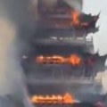 Turista zapalio čuveni hram u Kini: Stravični snimci kako svetinja nestaje u plamenu i dimu