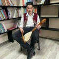 Vukašin Ćirić iz Kikinde internet iskoristio da nauči da svira gusle