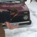 Sećate se ovoga? Dok su se drugi plašili da će ih elektronika izdati na mrazu, Lada Niva se palila na kurblu