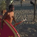 Svi gledaju u muža poznate folkerke: Slikala ga na plaži, a njegovo brutalno telo raspametilo žene (FOTO)
