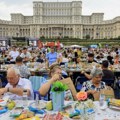 Za najdužim stolom na svetu u Bukureštu sedelo 20.000 ljudi
