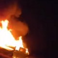 Vozač izgubio kontrolu, pa sleteo sa puta Teška nesreća kod Šimanovaca: Izbio veliki požar, vatra "progutala" celo vozilo…