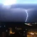 Snažno nevreme sručilo se na novi Beograd: Nebo poplavelo u toku noći, grom tuče po celom gradu! Upozorenje RHMZ! (video)