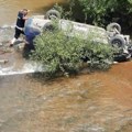 Zastrašujuća slika kraj druma u okolini Leskovca: Kolima uleteo u reku, automobil se prevrnuo na krov