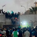 Stotine demonstranata upale u ambasadu Švedske u Bagdadu, zapaljena zgrada