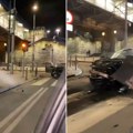 Žestok sudar autobusa i automobila ispod Brankovog mosta: Vozilo potpuno smrskano, delovi rasuti po putu (video)