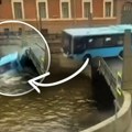 Аутобус пун путника пао са моста право у реку: Драматични снимци из Санкт Петербурга, хитна помоћ извлачи настрадале (видео)