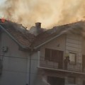 (Foto) Požar u kragujevačkom naselju Stanovo: Vatrogasci na terenu