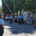 U jeku tenzija oko mosta na Ibru, kosovska policija sprovodi akciju u njegovoj okolini: Decu obukli u uniforme, zajedno…