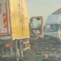 Dve osobe povređene kod batočine Automobil završio između dva kamiona