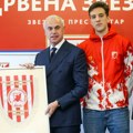 Mačevalački klub Crvena zvezda poklonio Terziću zastavicu LŠ sa potpisima članova