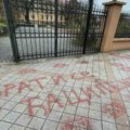 "Vrati se u Ćacilend": Grafiti ispred Jovine gimnazije nakon posete direktora Pionirskom parku