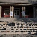 Cipele kao simbol masovnog odlaska iz Dimitrovgrada na prvom zboru i poruka – „biće ih više ako se nešto ne promeni“