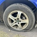 Reporterki „Vremena” izbušili gume u Kosjeriću