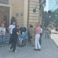 Marijana i Ognjen i danas čekali Cvetanovića ispred opštine