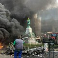 Neredi u Briselu: Demonstranti bakljama i krompirima gađaju Evropski parlament, haos tokom samita EU