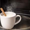 Pažljivo ako zagrevate vodu ili mleko u mikrotalasnoj: Evo kada je to opasno i štetno
