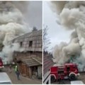 Vatrena drama u popularnom planinskom naselju! Jedna vila izgorela do temelja, druga zahvaćena požarom, ljudi hitno napuštali…